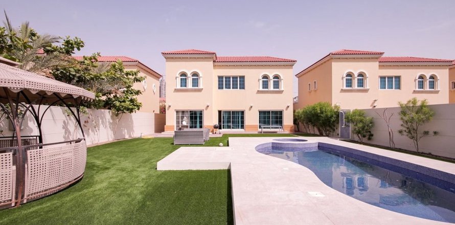 Villa en Dubai, 4 dormitorios, 759.1 m², № 17739