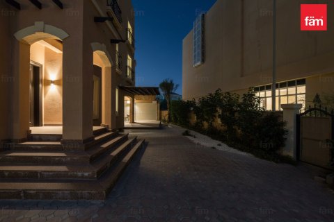 Villa in Dubai 5 bedrooms, 359.6 sq.m. № 84080