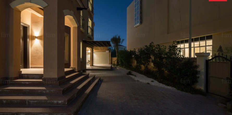 Villa in Dubai 5 bedrooms, 359.6 sq.m. № 84080