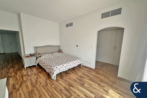 Villa in Meadows, Dubai 4 bedrooms, 337 sq.m. № 78174 - photo 10