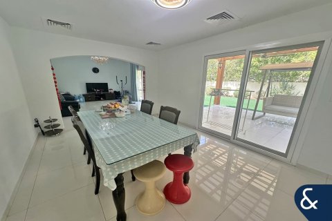 Villa in Meadows, Dubai 4 bedrooms, 337 sq.m. № 78174 - photo 2