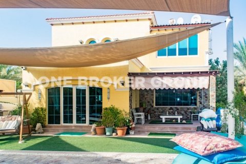 Villa in Jumeirah Park, Dubai 5 bedrooms, 848.2 sq.m. № 565 - photo 1