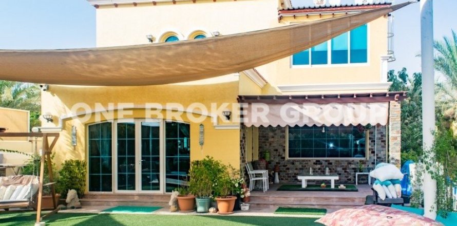 Villa in Jumeirah Park, Dubai 5 bedrooms, 848.2 sq.m. № 565