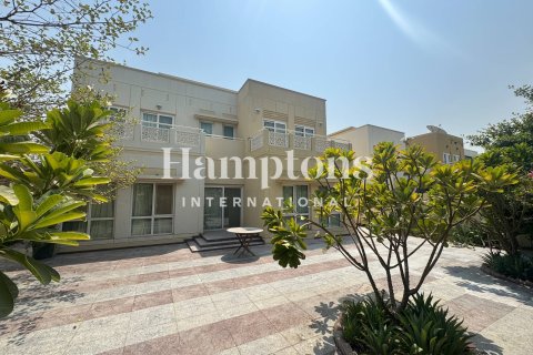 Villa in Meadows 1, Meadows, Dubai 5 bedrooms, 353.49591500 sq.m. № 63736 - photo 4
