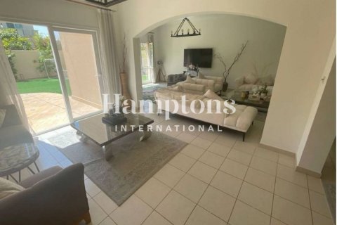 Villa in Meadows 1, Meadows, Dubai 5 bedrooms, 353.49591500 sq.m. № 63736 - photo 1
