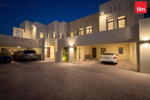Villa in Reem, Dubai 5 bedrooms, 215.1 sq.m. № 120736 - photo 25
