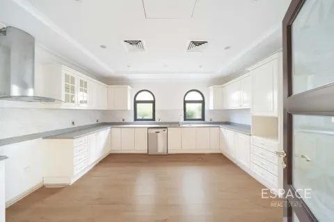Villa in Palm Jumeirah, Dubai 4 bedrooms, 465 sq.m. № 122977 - photo 3