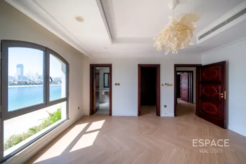 Villa in Palm Jumeirah, Dubai 4 bedrooms, 465 sq.m. № 122977 - photo 14