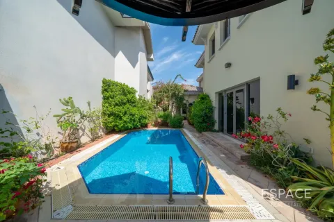 Villa in Palm Jumeirah, Dubai 4 bedrooms, 465 sq.m. № 122977 - photo 19