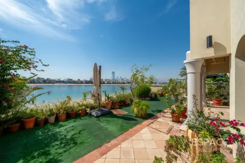 Villa in Palm Jumeirah, Dubai 4 bedrooms, 465 sq.m. № 122977 - photo 17