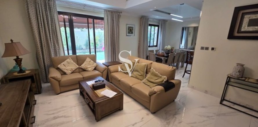 Вилла в Mira, Рим, Дубай, 3 спальни, 29м², № 99312