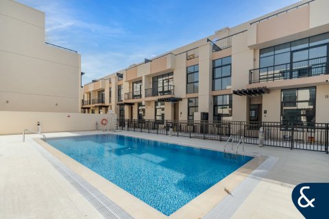 Townhouse in Victory Heights, Dubai Sports City, Dubai 4 bedrooms, 306 sq.m. № 74434 - photo 1