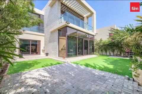 Villa in Dubai 5 bedrooms, 390.7 sq.m. № 124569