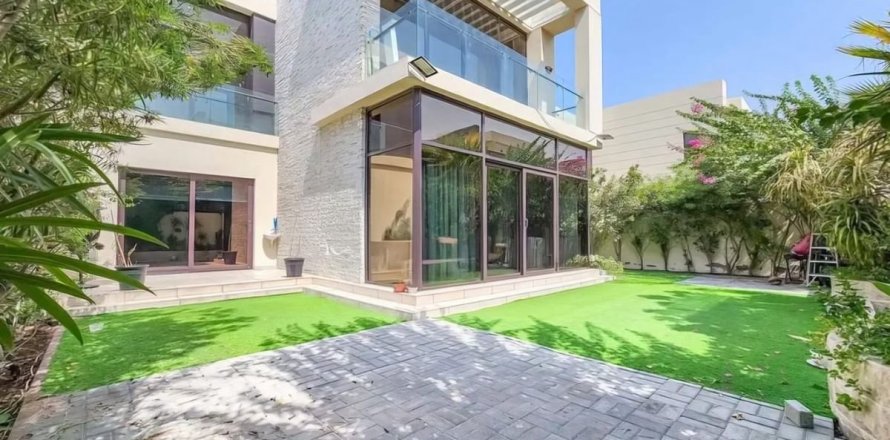 Villa in Dubai 5 bedrooms, 390.7 sq.m. № 124569