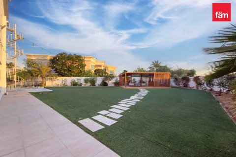 Villa en Al Barsha, Dubai, 5 dormitorios, 1399.8 m², № 85820 - foto 3