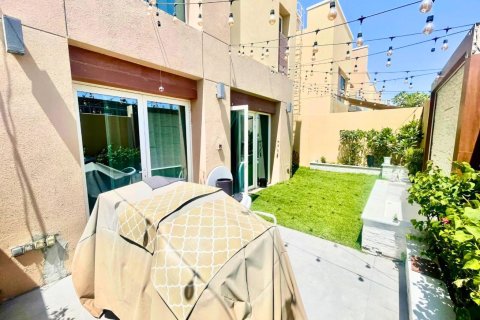 Villa in Al Barsha, Dubai 3 bedrooms, 228 sq.m. № 38195 - photo 9