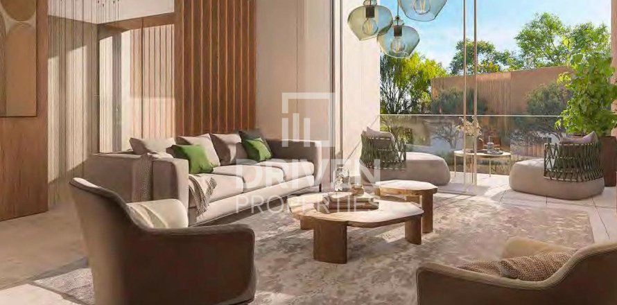 Villa in Dubai 5 bedrooms, 651.53 sq.m. № 140155