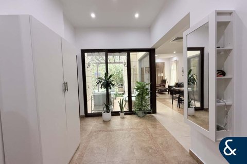 Villa in Al Salam, Mudon, Dubai 4 bedrooms, 390 sq.m. № 76720 - photo 3