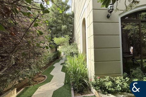 Villa in Al Salam, Mudon, Dubai 4 bedrooms, 390 sq.m. № 76720 - photo 8