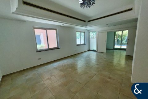 Townhouse in Dubai Sports City, Dubai 4 bedrooms, 250 sq.m. № 76710 - photo 3