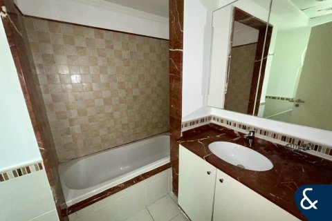 Townhouse in Dubai Sports City, Dubai 4 bedrooms, 250 sq.m. № 76710 - photo 16