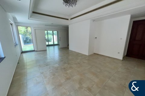 Townhouse in Dubai Sports City, Dubai 4 bedrooms, 250 sq.m. № 76710 - photo 2