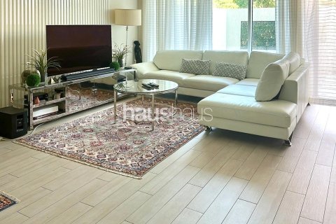 Villa in Jumeirah Village Circle, Dubai 3 bedrooms, 130 sq.m. № 43751 - photo 2