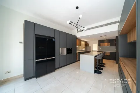 Villa in Meadows, Dubai 5 bedrooms, 353 sq.m. № 122605 - photo 3