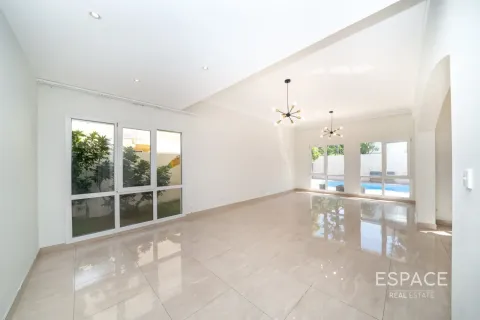 Villa in Meadows, Dubai 5 bedrooms, 353 sq.m. № 122605 - photo 4