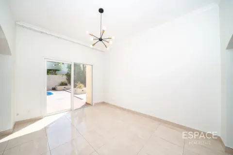 Villa in Meadows, Dubai 5 bedrooms, 353 sq.m. № 122605 - photo 6