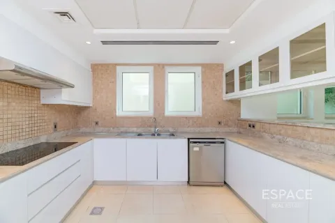 Villa in Regional, Jumeirah Park, Dubai 3 bedrooms, 285 sq.m. № 122604 - photo 4