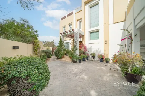 Villa in Mudon, Dubai 4 bedrooms, 438 sq.m. № 122454