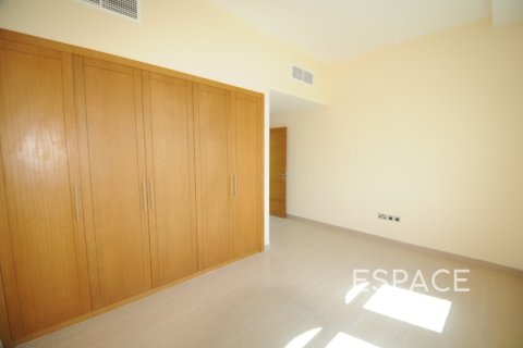 Снять в аренду виллу в Legacy Nova Villas, Jumeirah Park, Дубай: 4 спальни, 455м², № 62080 - фото 13