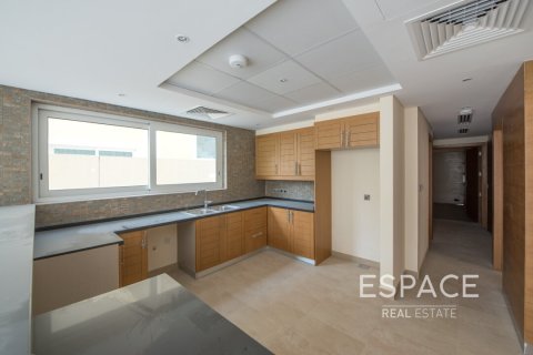 Снять в аренду виллу в Legacy Nova Villas, Jumeirah Park, Дубай: 4 спальни, 455м², № 62080 - фото 5
