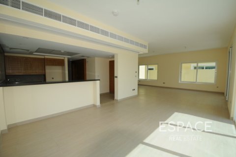 Снять в аренду виллу в Legacy Nova Villas, Jumeirah Park, Дубай: 4 спальни, 455м², № 62080 - фото 3