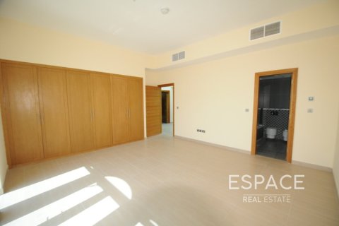 Снять в аренду виллу в Legacy Nova Villas, Jumeirah Park, Дубай: 4 спальни, 455м², № 62080 - фото 9