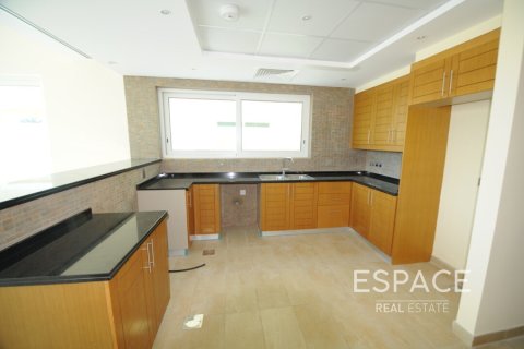 Снять в аренду виллу в Legacy Nova Villas, Jumeirah Park, Дубай: 4 спальни, 455м², № 62080 - фото 7