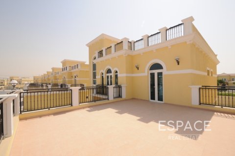 Снять в аренду виллу в Legacy Nova Villas, Jumeirah Park, Дубай: 4 спальни, 455м², № 62080 - фото 1
