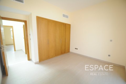 Снять в аренду виллу в Legacy Nova Villas, Jumeirah Park, Дубай: 4 спальни, 455м², № 62080 - фото 11