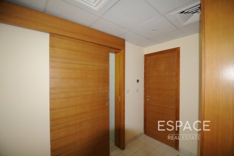 Снять в аренду виллу в Legacy Nova Villas, Jumeirah Park, Дубай: 4 спальни, 455м², № 62080 - фото 15