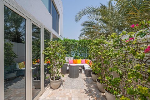 Villa in Umm Suqeim, Dubai 4 bedrooms, 1049.06 sq.m. № 142242 - photo 18