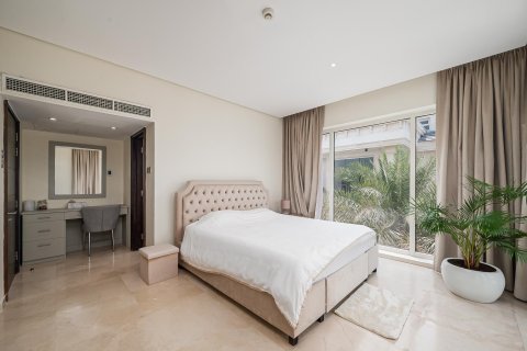 Villa in Umm Suqeim, Dubai 4 bedrooms, 1049.06 sq.m. № 142242 - photo 12