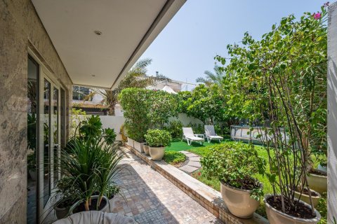 Villa in Umm Suqeim, Dubai 4 bedrooms, 1049.06 sq.m. № 142242 - photo 21