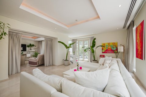 Villa in Umm Suqeim, Dubai 4 bedrooms, 1049.06 sq.m. № 142242 - photo 6