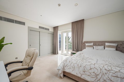Villa in Umm Suqeim, Dubai 4 bedrooms, 1049.06 sq.m. № 142242 - photo 13