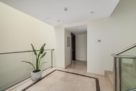 Villa in Umm Suqeim, Dubai 4 bedrooms, 1049.06 sq.m. № 142242 - photo 16