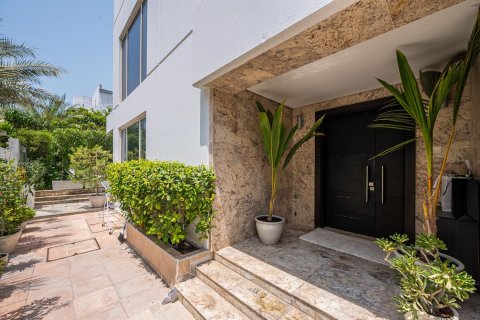 Villa in Umm Suqeim, Dubai 4 bedrooms, 1049.06 sq.m. № 142242 - photo 2