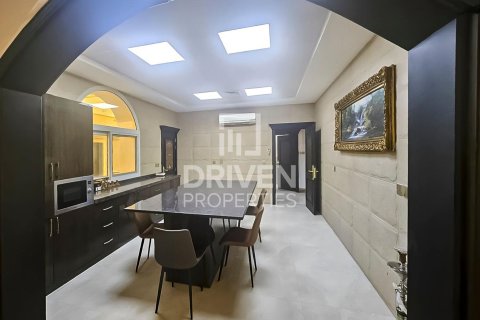 Villa en Al Mizhar, Dubai, 6 dormitorios, 1394 m², № 65829 - foto 10