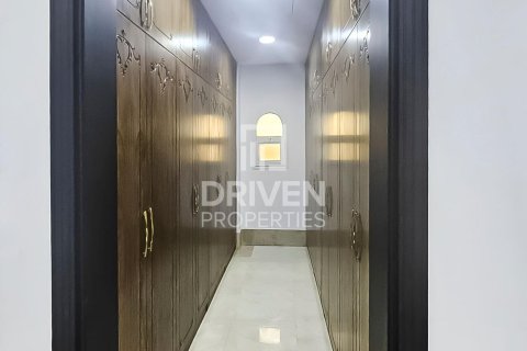 Villa en Al Mizhar, Dubai, 6 dormitorios, 1394 m², № 65829 - foto 17