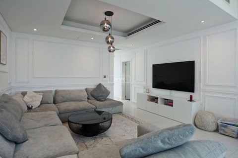 Villa à Dubai, 5 chambres, 615.7 m², № 42518 - photo 1